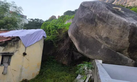 &nbsp;கிருஷ்ணகிரி மலையில் இருந்து உருண்டு வந்து விழுந்த ராட்சத பாறையை காணலாம்