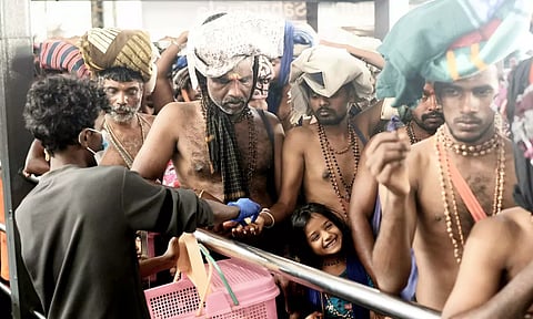 சபரிமலை சன்னிதானத்தில் காத்திருக்கும் பக்தர்களுக்கு மூலிகை குடிநீர் வழங்கப்பட்டு வருகிறது.