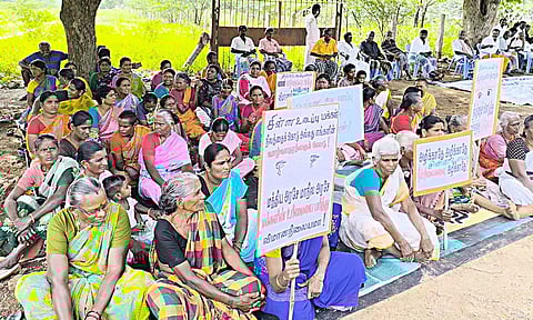 மீண்டும் போராட்டத்தில் ஈடுபட்ட சின்ன உடைப்பு கிராம மக்கள்.