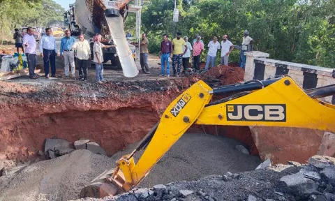 புதுவை-கடலூர் சாலையில் உள்வாங்கிய பாலம் சீரமைக்கும் பணி நடந்து வரும் காட்சி.