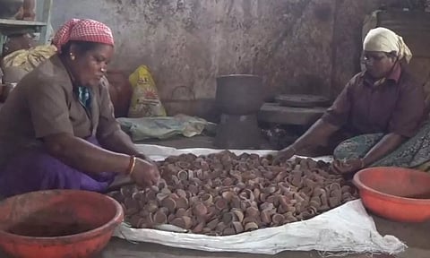 திருக்கார்த்திகையையொட்டி உடுமலையில் மண் விளக்குகள் தயாரிக்கும் பணிகள் தீவிரம்