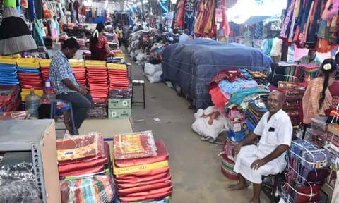 உட்காரும் உரிமை சட்டத்தை பின்பற்றாத 31 கடைகள், வணிக நிறுவனங்களுக்கு அபராத நோட்டீஸ்