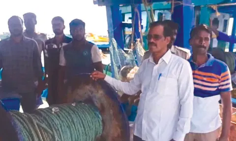 ராமேசுவரத்தில் தடை செய்யப்பட்ட சீன என்ஜின்கள் பொருத்தப்பட்ட இரண்டு விசைப்படகுகள் பறிமுதல்