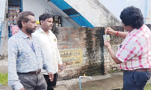 குடிநீரின் தரத்தை பரிசோதிக்கும் அதிகாரிகள்