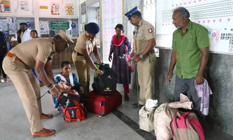 திருப்பூர் ரெயில் நிலையத்தில் போலீசார் சோதனையில் ஈடுபட்ட காட்சி.