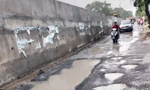 பல்லாங்குழிபோல் மாறியது- கொருக்குப்பேட்டை சர்வீஸ் சாலையில் செல்ல அச்சப்படும் வாகன ஓட்டிகள்