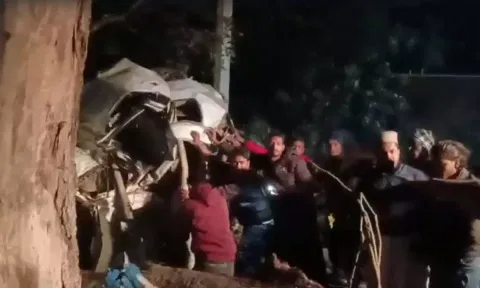 உ.பியில் இரண்டு வெவ்வேறு விபத்துகள்- 10 பேர் உயிரிழப்பு