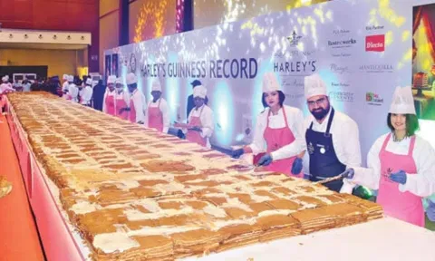 70 அடி நீளத்தில் 2,254 கிலோ கேக் தயாரித்து கின்னஸ் சாதனை