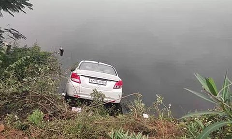 தெலுங்கானாவில் கார் குளத்தில் பாய்ந்து 5 பேர் பலி