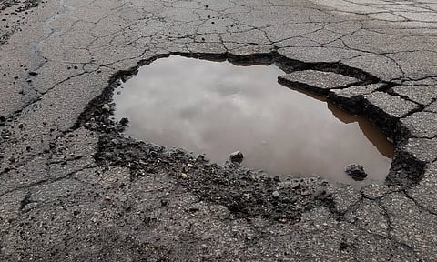 ஒரகடம்-வாலாஜாபாத் சாலையில் பண்ருட்டி கண்டிகையில் குண்டும் குழியுமான சாலை