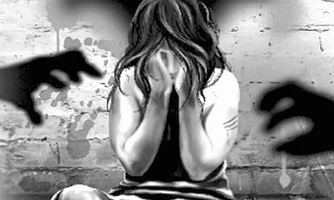 கல்லூரி மாணவி கூட்டு பலாத்காரம்- தோழி உள்பட 9 பேர் மீது வழக்குப்பதிவு