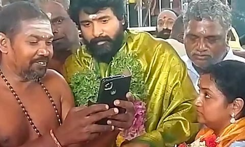 மனைவியுடன் மதுரை அழகர் கோவில் வந்த சிவகார்த்திகேயன்