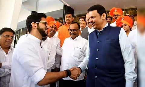 இ.வி.எம். முறைகேட்டை அப்புறம் பாத்துக்கலாம்.. மகா. சட்டசபையில் பதவியேற்ற எதிர்க்கட்சி எம்.எல்.ஏ.க்கள்