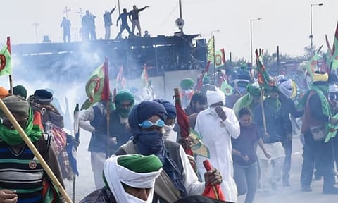டெல்லி நோக்கி வந்த விவசாயிகள் மீது மீண்டும் புகை குண்டுகள் வீச்சு - போராடுவோரின் கோரிக்கைகள் என்னென்ன?