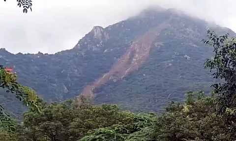 திருவண்ணாமலையில் மண்சரிவு: பக்தர்கள் மகா தீப மலையேற தடை