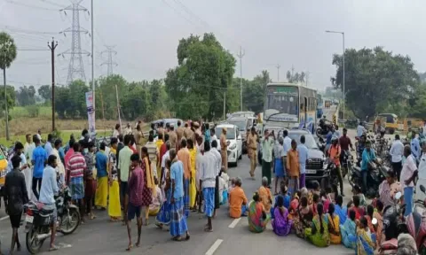 செஞ்சி அருகே வெள்ள நிவாரணம் கேட்டு கிராம மக்கள் சாலை மறியல்