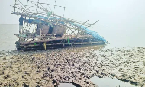 வேதாரண்யம் கடற்கரையில் கரை ஒதுங்கிய மியான்மர் படகு