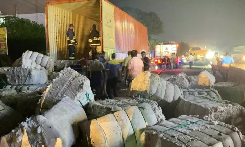 சங்ககிரி அருகே பஞ்சு ஏற்றி சென்ற லாரியில் திடீர் தீவிபத்து