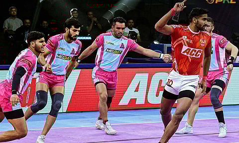 புரோ கபடி லீக்: குஜராத்தை வீழ்த்தி 9வது வெற்றியை பதிவு செய்தது ஜெய்ப்பூர்