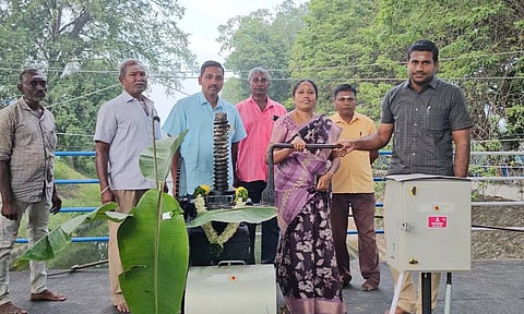 கொடிவேரி அணையில் இருந்து நீர்வளத்துறை அதிகாரிகள் தடப்பள்ளி, அரக்கன் கோட்டை பகுதிகளுக்கு மதகை திருகி தண்ணீர் திறந்துவிட்ட காட்சி.