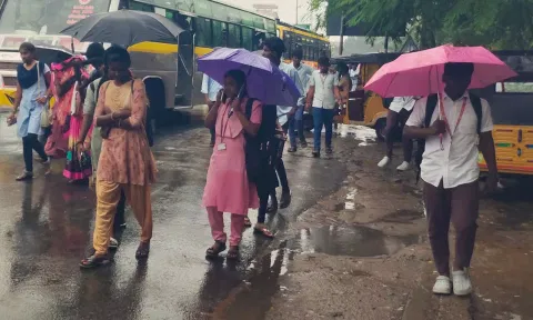 வங்கக் கடலில் நிலவி வரும் காற்றழுத்ததாழ்வு மண்டலம் - கடலூரில் பரவலாக மழை