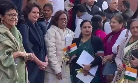 பா.ஜ.க. எம்.பி.க்களுக்கு ரோஜா பூ, தேசியக் கொடி கொடுத்து இந்தியா கூட்டணி எம்.பி.க்கள் நூதன போராட்டம்