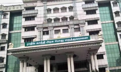 ராஜீவ்காந்தி அரசு ஆஸ்பத்திரியில் நோயாளிகளிடம் வசூலித்த பணத்தை கையாடல் செய்த 2 ஊழியர்கள்