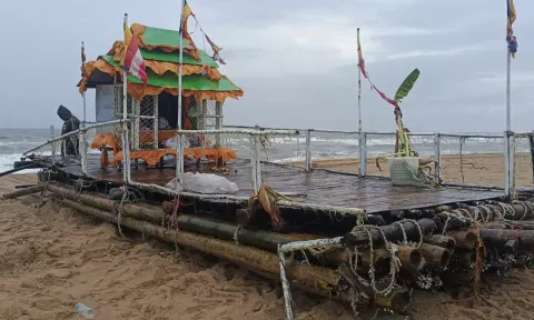 கல்பாக்கம் அருகே கரை ஒதுங்கிய விநோத படகு- அதிகாரிகள் விசாரணை