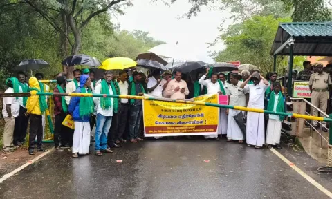மேகமலை புலிகள் சரணாலய வனத்துறை அதிகாரிகளை கண்டித்து விவசாயிகள் போராட்டம்