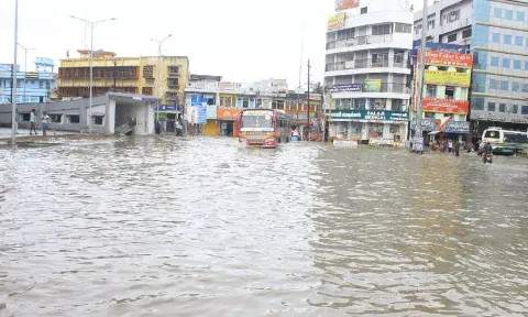 நெல்லை, தூத்துக்குடி, தென்காசி மாவட்டங்களில் கனமழை: 4 ஆயிரம் வீடுகளை வெள்ளம் சூழ்ந்தது