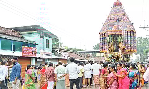 சுவாமிமலையில் திருக்கார்த்திகை தேரோட்டம்: ஆயிரக்கணக்கான பக்தர்கள் வடம் பிடித்து இழுத்தனர்