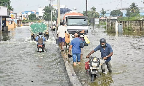மாதவரம்- வடபெரும்பாக்கம் சாலையில் போக்குவரத்து துண்டிப்பு