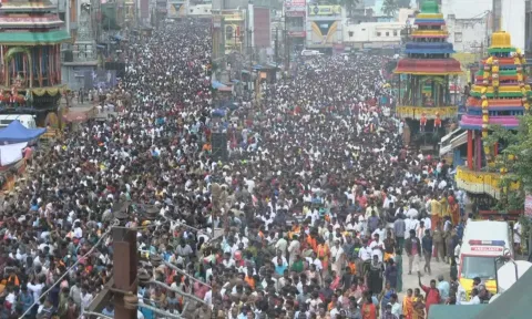 இன்னும் சில மணி நேரங்களில் மகா தீபத்திருவிழா.. கிரிவலப் பாதையில் குவிந்த லட்சக் கணக்காண பக்தர்கள்