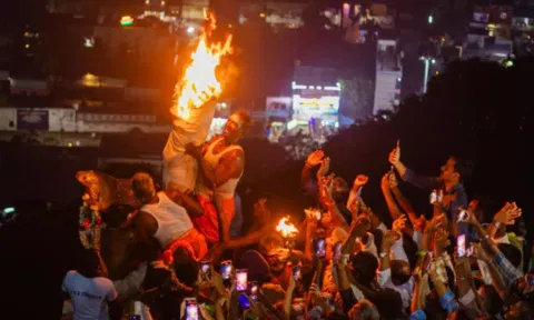 திருக்கழுக்குன்றம் வேதகிரீஸ்வரர் மலைக்கோவிலில் மகாதீபம் ஏற்றம்