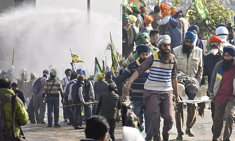 டெல்லி நோக்கி வந்த விவசாயிகள் மீது தண்ணீர் பீய்ச்சி விரட்டிய போலீஸ்.. பேரணியில் பஜ்ரங் புனியா பங்கேற்பு