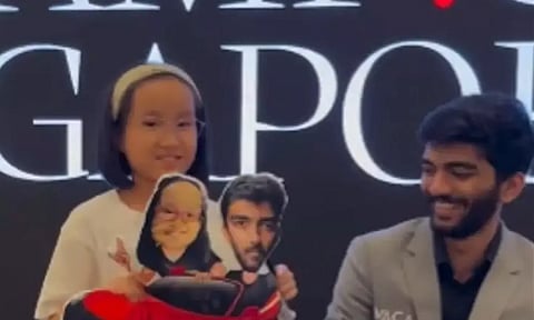 உலக சாம்பியனை மகிழ்வித்த இளம் ரசிகை- வீடியோ