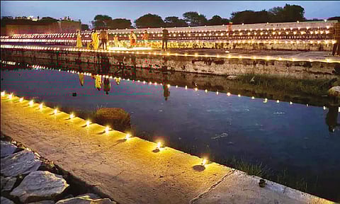 வட்டமலை அணையில் தண்ணீர் நிரப்ப வலியுறுத்தி 10,008 தீபம் ஏற்றிய விவசாயிகள்