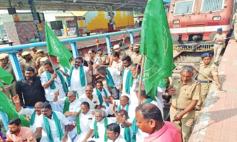 தஞ்சையில் ரெயிலை மறித்து விவசாயிகள் போராட்டம்: பி.ஆர்.பாண்டியன் உள்பட 55 பேர் கைது