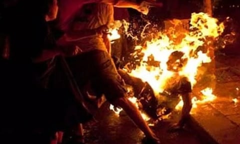 காதலியுடன் சேர்ந்து தந்தையை உயிருடன் எரித்த மகன்..