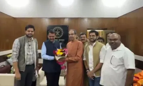 தேவேந்திர பட்னாவிசுடன் உத்தவ் தாக்கரே திடீர் சந்திப்பு