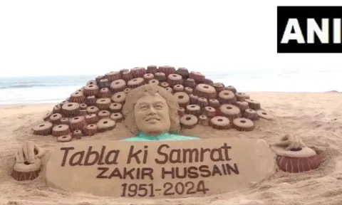 தபேலா இசைக்கலைஞர் ஜாகிர் ஹுசைனுக்கு மணல் சிற்பம் வரைந்து அஞ்சலி செலுத்திய சுதர்சன் பட்நாயக்