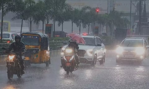 ஆறு மாவட்டங்களில் இடி, மின்னலுடன் மழைக்கு வாய்ப்பு- வானிலை ஆய்வு மையம்