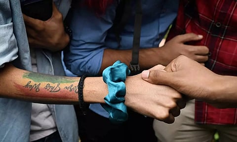 ஓரினச்சேர்க்கை இளம் பெண்களை பிரிக்கக் கூடாது: பெற்றோருக்கு ஐகோர்ட் உத்தரவு