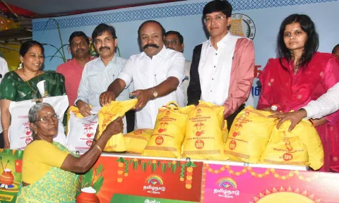 கூட்டுறவு அங்காடியில் பொங்கல் தொகுப்பு விற்பனை: அமைச்சர் பெரியகருப்பன் தொடங்கி வைத்தார்