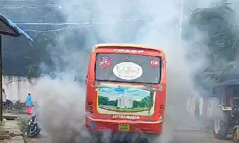 புதுச்சேரியில் தீப்பிடித்து எரிந்த அரசு சுற்றுலா பஸ்: பயணிகள் ஓட்டம்