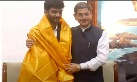 உலக செஸ் சாம்பியன் பட்டம் வென்ற குகேஷுக்கு கவர்னர் மாளிகையில் பாராட்டு விழா