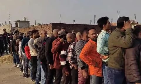 தலையில் அடர்த்தியாக முடி வளருவதற்காக எண்ணெய் தேய்த்துக் கொள்ள காத்திருந்தவர்கள்.