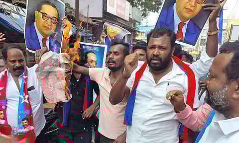 ஓசூரில் விடுதலை சிறுத்தைகள் கட்சியினர் சாலை மறியல்: அமித்ஷா உருவப்படம் தீயிட்டு எரிப்பு