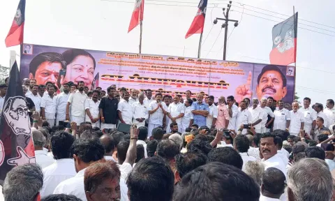 விழுப்புரத்தில் மழை நிவாரணம் கேட்டு அ.தி.மு.க.வினர் ஆர்ப்பாட்டம்- சி.வி.சண்முகம் எம்.பி. பங்கேற்பு