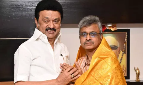 முதலமைச்சர் மு.க.ஸ்டாலினை சந்தித்து வாழ்த்து பெற்றார் எழுத்தாளர் வேங்கடாசலபதி